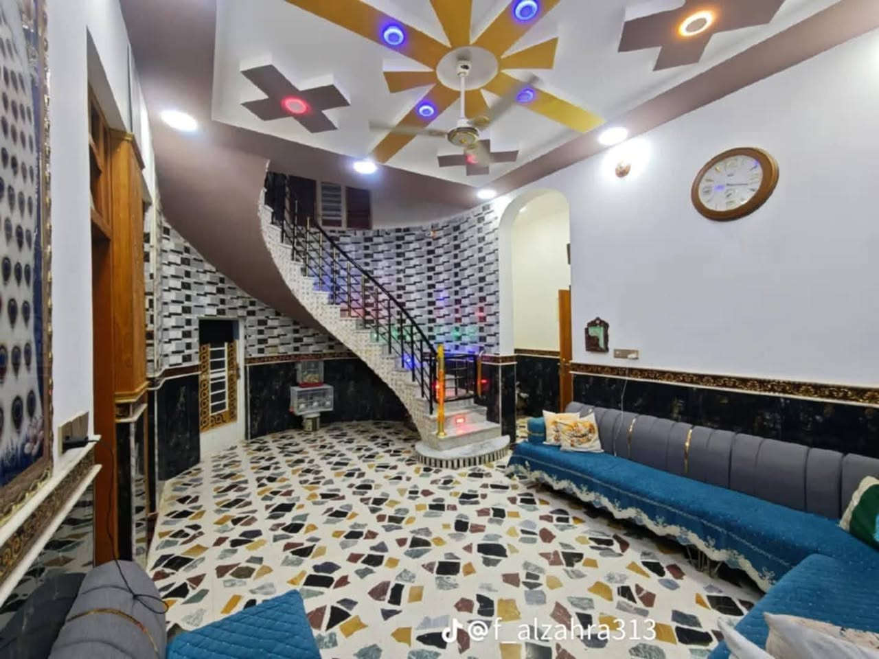 بسم الله توكلنا على الله 
بيت للبيع مساحه 200 متر طابو طابق واحد 
منطقه الصحفين مقابيل مستشفى اللبناني 
بناء حديث 2023 كونكريت الاستقبال 4×7
كراج سياره صاله كبيره منور صحيات مطبخ حار وبارد غرفتين نوم 4×5 البيت يحتوي ع صالون نسائي الاستفسار 
***********
***********
