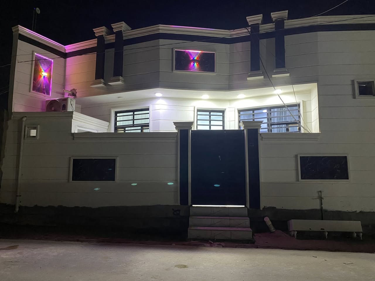 دار للبيع 📍 العنوان : الامين الاول شارع ابو التنانير
📈 المساحة : ١٢٠ م واجهه ١٢  م والنزال ١٠ م 

يتكون من طابق واحد كونكريت مُسلح ✅ سند ٢٥ مداور ب اسم المشتري 

- غرف نوم عدد 2
- صالة واحدة
- استقبال 
- مطبخ 
- دورات مياه 2

⚠️ متوفر خدمات تبليط . اناره  .ماء  .مجاري  .كهرباء 
 ⚠️ السعر : ٧٠ مع المجال 

☎️ للأستفسار اكثر اتصل على ***********
متواجد واتساب
 و ماسنجر
