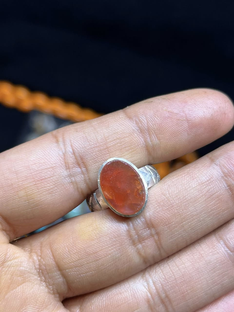 خاتم عقيق يماني قديم 

صياغة يدوية

الشراي***********

المكان بغداد حي اور
