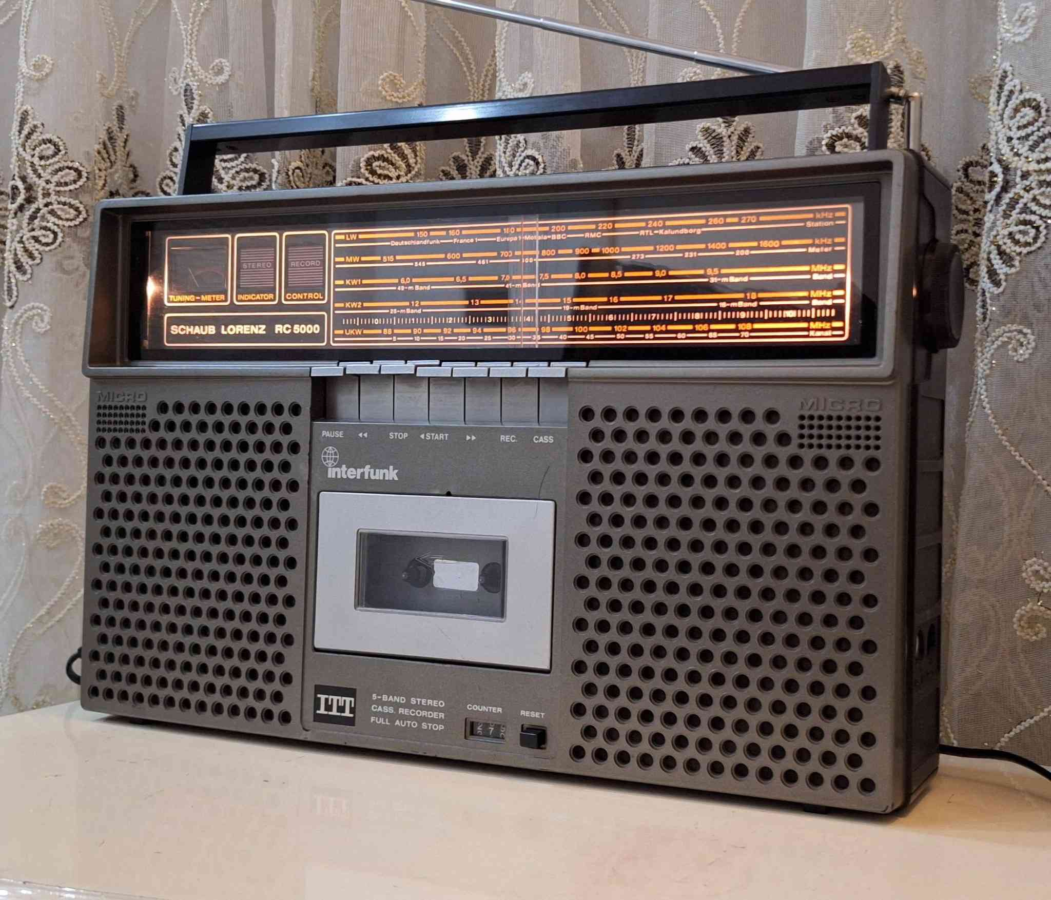 رادیو مسجل اي تی تی المانی  اصلي نضیف جدا انتاج السنة 1979  صوت عالي ونقي 
يعمل على الكهرباء 220 فولت  المباشر او بطاريات عدد 8 کبیر 
موجات رادیو FM MW LW SW1 SW2  
توصیل  للحجز مراسلة الصفحة او مراسلة واتساب على الرقم ***********
