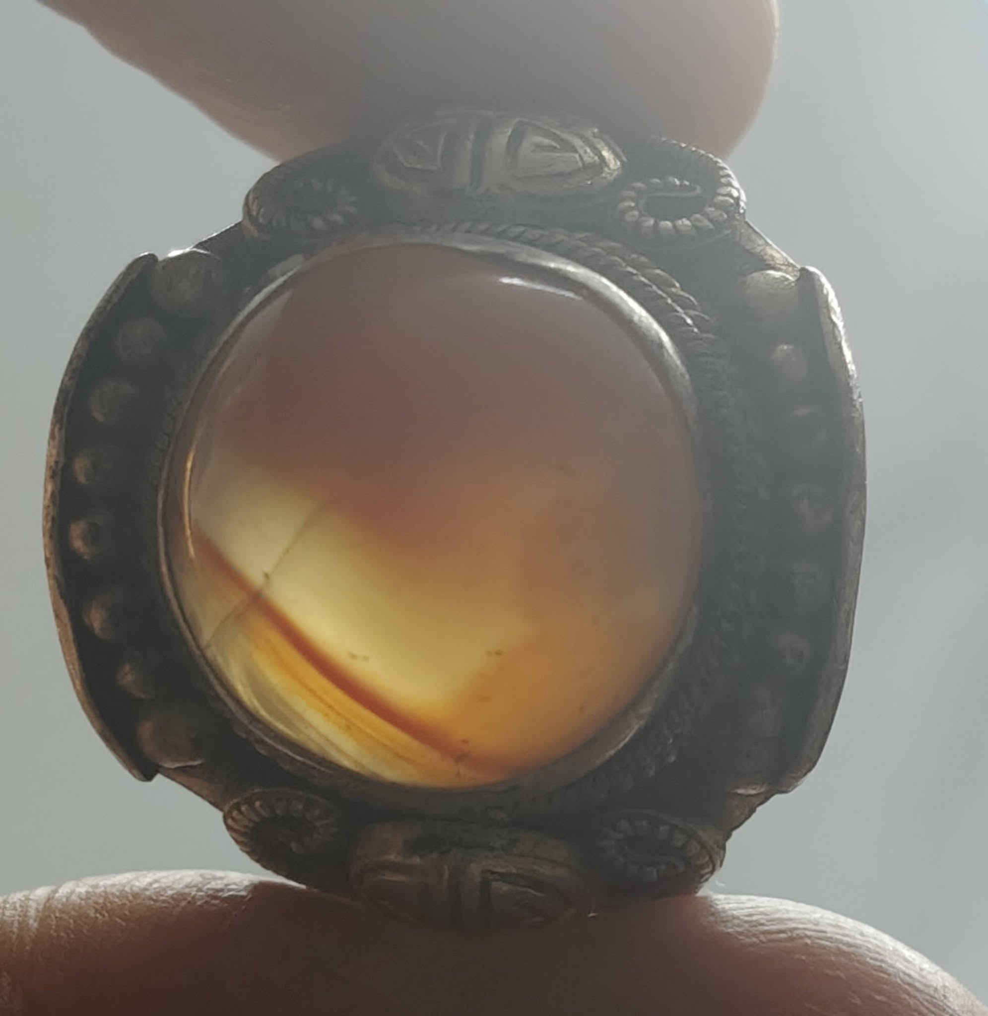 للبيع محبس فضة تراثي مميز 🔴
محبس فضة شغل يدوي ثقيل
بحجر عقيق كارنيليان طبيعي
لون ذهبي مائل إلى الفضة مع شفافية جميلة
قصّة كابوشن ونقش تراثي أنيق
صناعة أوروبية (ألمانيا)
حلقة المحبس قابلة للتعديل (تتكبر وتتصغر حسب حجم الإصبع)
مناسب للبس اليومي ولأصحاب الذوق الأصيل
🔹 الحجر: عقيق كارنيليان طبيعي
🔹 المعدن: فضة حقيقية مع لمسة ذهبية طبيعية
🔹 الحالة: ممتازة
🔹 الحجم: متوسط قابل للتعديل
💰 السعر: 650 ألف دينار عراقي
📌 قابل للتفاوض البسيط للجادين فقط
تواصل ويتساب / 
***********
