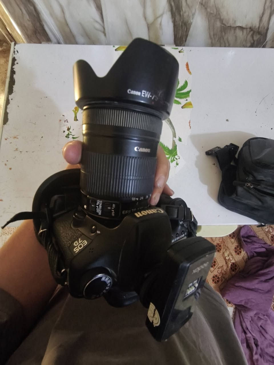 📞 للاستفسار والاتصال المباشر: ***********
​للبيع: كاميرا كانون 7D الاحترافية (Canon 7D Body Only)
​الكاميرا الاحترافية الغنية عن التعريف من كانون (البدي فقط بدون ملحقات)، معروفة بقوة بدنها وسرعتها العالية، ممتازة جداً للي يحب يدخل مجال التصوير أو للتغطيات السريعة وتصوير المناسبات والمودلز.
​⚡ أهم المواصفات باختصار:
​البدن: معدني قوي جداً (Magnesium Alloy) ومقاوم للظروف الجوية والغبار.
​السرعة: سريعة جداً باللقطات المتتالية (تصل إلى 8 صور بالثانية)، ممتازة لتصوير الحركة الرياضية والسيارات.
​الفوكس: نظام تركيز تلقائي ذكي وسريع يحتوي على 19 نقطة متقاطعة.
​الفيديو: تصوير فيديو بدقة Full HD بألوان كانون الدافئة والمميزة.
​✅ النظافة والشتر: [اكتب نظافتها وعدد الشتر إذا تعرفه، مثلاً: نظيفة جداً وشتر قليل].
💰 السعر: 350 ألف (وبيها مجال بسيط للطيبين).
📍 المكان: سامراء.
