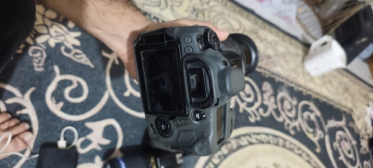 كامرتين للبيع نيكون 3300 و كانونD70
النيكون مع عدسه رياضي. 70-300  فقط فلاش مال كامره عطلان بس هيه شغاله طبيعي  سعرها مع زوم 225

الكانون. D70غنيه عن تعريف واي فاي. ولمس.  بس شوي متعوبه وعتقد شاحنتها خربانه.  سعر450 وبيها مجال. 

واذا ثنينهن الكامرات. 600
مكاني بصره. وعادي موجود توصيل. تحولي فلوس عالكارت ودزلك لاي مكان 
***********
