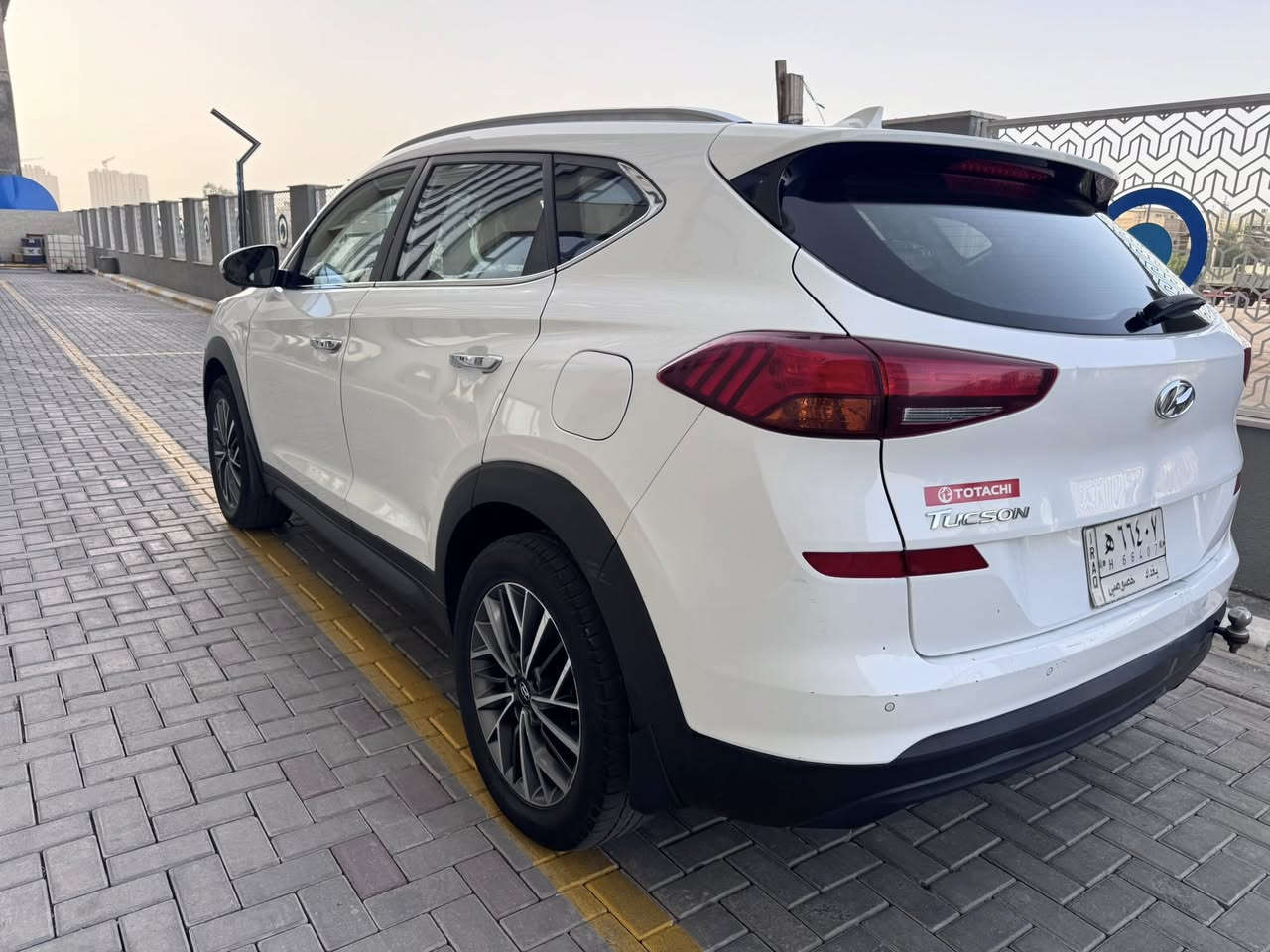 هونداي توسان خليجي 2019
فول عدا البانوراما 
بصمه
حساسات أماميه خلفيه
لايت متحرك
شحن وايرلس 
مري شفط
كشنات جلد 
وباقي المواصفات المعروفه
بيها صبغ مقدمه البنيد فقط اقل من ربع
بدون دواخل ولا ايرباك 
ملاحضه اخوان السياره عليها غرامه مليون ونص  تخصم من. قيمه السياره 
تحويل مباشر 
السعر 182
***********
بغداد حي الجهاد
