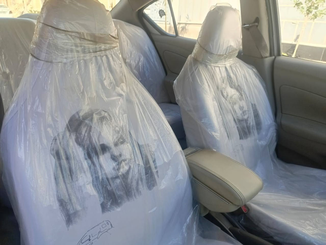 نيسان صني موديل 15 محدث 21سياره ادوات كصه جنطه  سياره كارتون جاهزه تبريد ثلج حداديه كارتون سياه ماعيزه برغي السعر 42 بيه بيه مجال حك الجيه لاستفسار ‏‪***********‬‏
