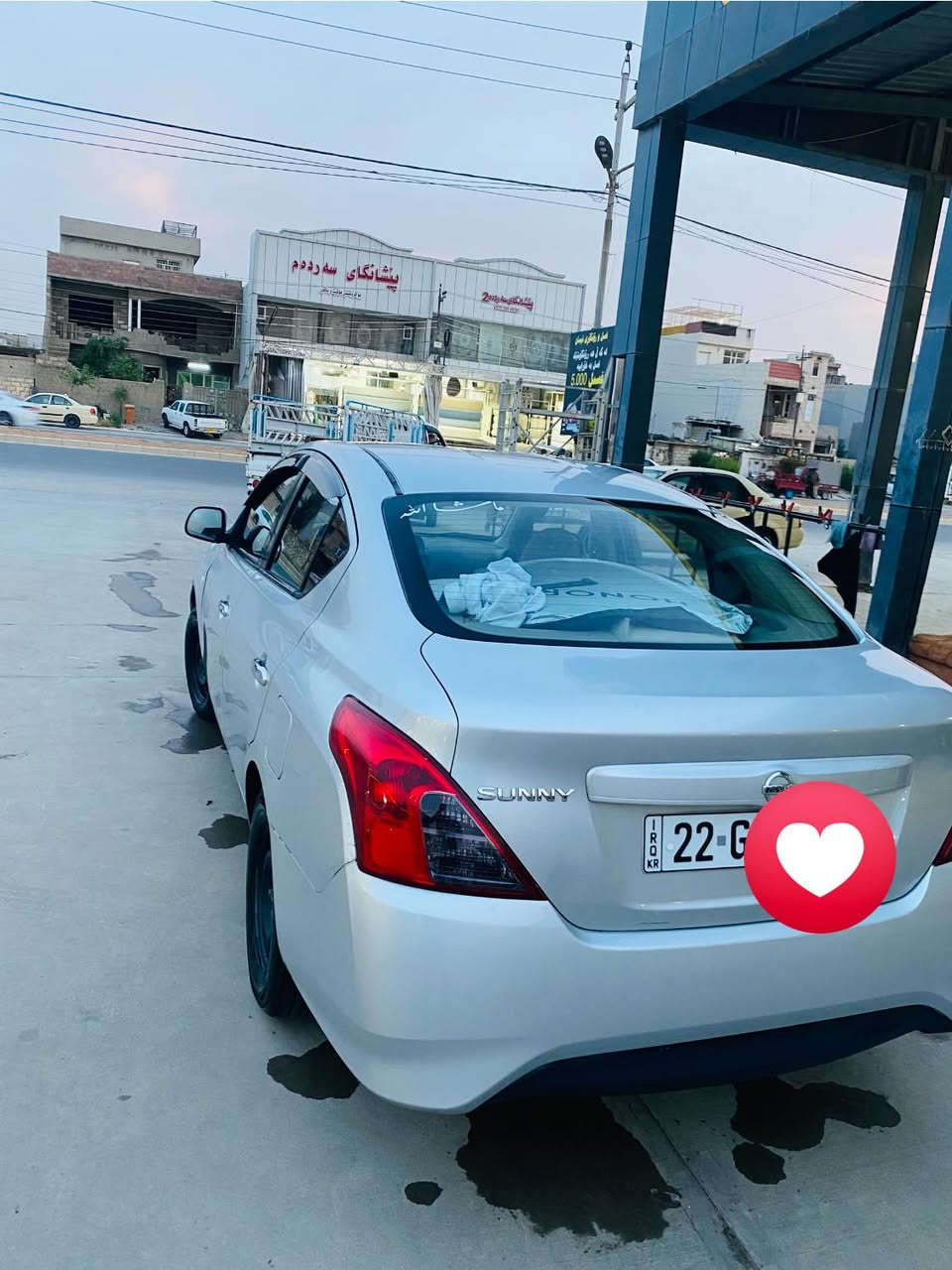 نیسان سەنی ٢٠١٣ 
سبوغی نیە 
جەمپێکی پشتی هەیە بە خەفیفی
بستێک ساردی هەیە لە بۆنیت

***********
