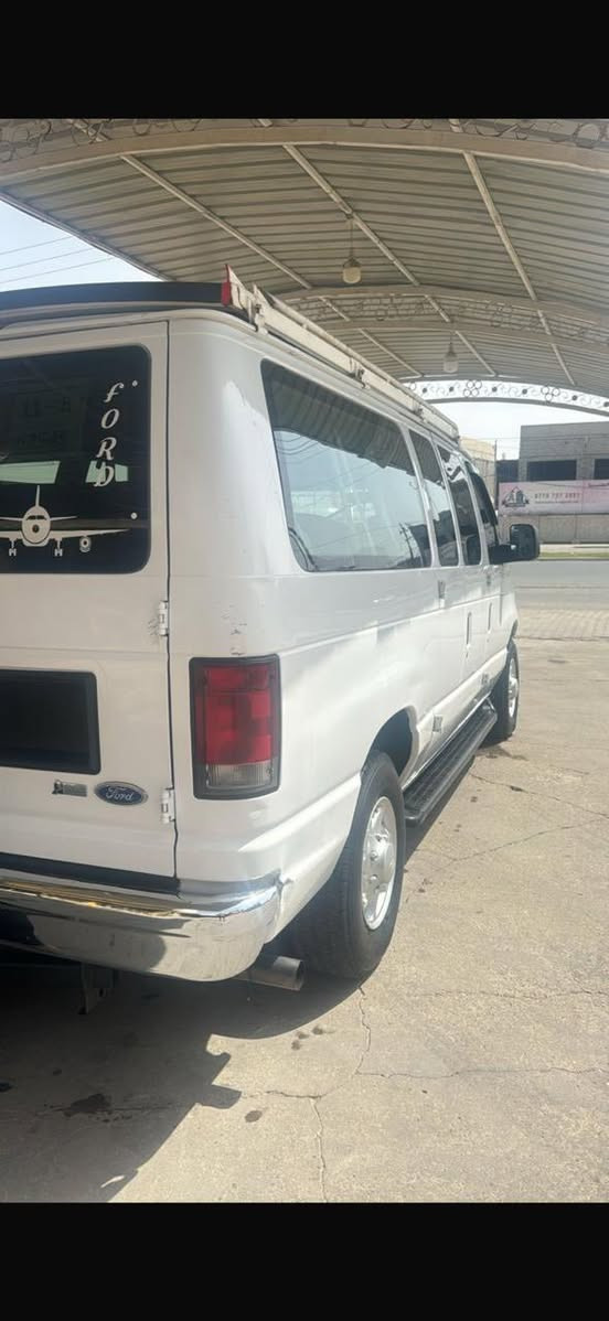 السلام عليكم فورد 2012 سياره مكفوله كفاله عامه 11 راكب گير ومحرك برغي ممفتوح  محركه8 سلندر وضع شركه تخم تايرات جديد مابيها اي نقص خط كركوك بغداد السياره بأسمي تحويل ثاني يوم رقمهه بغداد اجره سعر185 وبيها مجال للأستفسار***********
