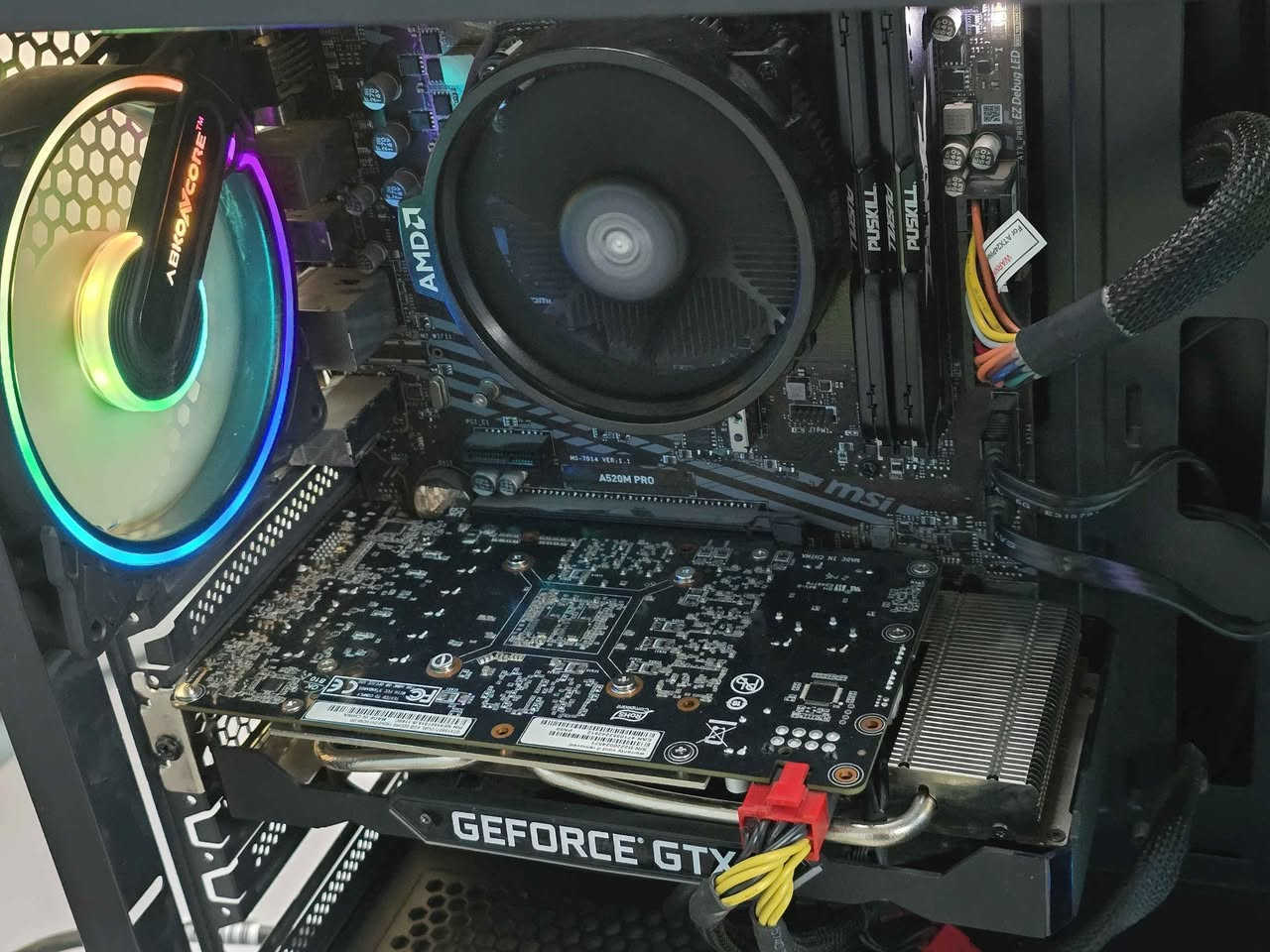 السلام عليكم. تجميعة العاب للبيع 🔥
المواصفات : 
CPU: R5 3600

Motherboard: MSI B450m

GPU: Palit GTX 1660 Ti

Storage: SSD 256GB + HDD 1TB

Power Supply: 630 watt

Case: Abiko AV Core

Ram: 2x8gb (16gb) 3200 🆕

السعر : 625 الف دينار عراقي

نعم السعر اغلى من قبل بسبب ارتفاع اسعار القطع و ندرتها بالاضافة الى ارتفاع الكمارك.
متوفر توصيل لكل محافظات العراق و ضمان اسبوعين و عندي فديو عاليويتوب بيه اداء التجميعة بالالعاب. موصل, نينوى


**إذا كنت صاحب هذا الإعلان وتريد حذفه لأي سبب، رجاءا أرسل رسالة إلى الدعم الفني**