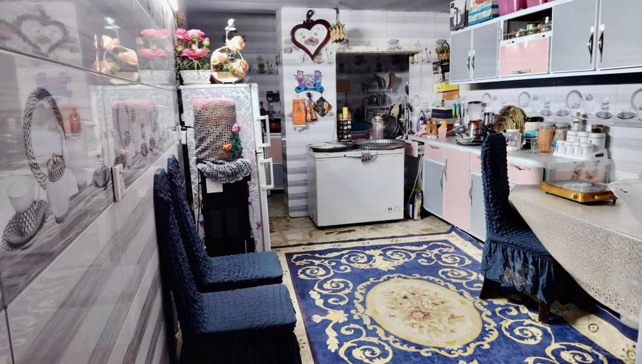 ملاحضه / العنده عقار 🏡#للبيــــــع ويريد يبيع #دزونه كافه التفاصيل العقار مع ذكر السعر وصور للعقار ورقم التلفون ☎️وان شاء الله باقرب وقت ينباع ان شاء الله🤲❤️
—————————————————————————

🔸 مشتمل للبيع طابو صرف مناسب جدا✅
 90متر  الواجهه 4 م والنزال 22،5 م 
بناء سنة 2020 تسليم🔑 درجه اولى كامل مكمل 

🔸الطابق1️⃣ كراج واستقبال ومطبخ حار وبارد وصحيات    
  وغرفه نوم جوه 
 الطابق…2️⃣ غرفتين نوم وصاله وبلكونه وصحيات كذالك                 الطابق ...3️⃣بيتونه وسطحين

 البناء كله ممتاز ودرجه اولى ونضيف مرتب 
🔸موقع الدار ممتاز جدا📍الشعب شارع الصحه منطقه الحزائر قرب المثلث (شارع عريض وتبليط حديث)

+مناسب لحك قبل لاينباع ملاحظه اذ تحب تاخذه وتستثمره اجره الك ب600الف ايجار سريع  
🔸السعر: 130 وقابل للتفاوض 

مكتب ابو علي الدراجي للعقار 🏛️
 الشعب-نهايت شارع الصحه-مقابيل كرزات ركن الصحه 
***********📞
***********📞 ‭
‭***********‬📞
