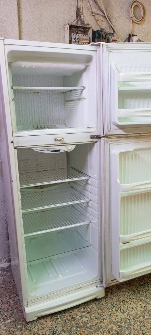 ثلاجه للبيع شغاله شرط الشغل السعر 200 وبيها مجال بصره حيانيه دور الشرطه رقم الهاتف ***********
