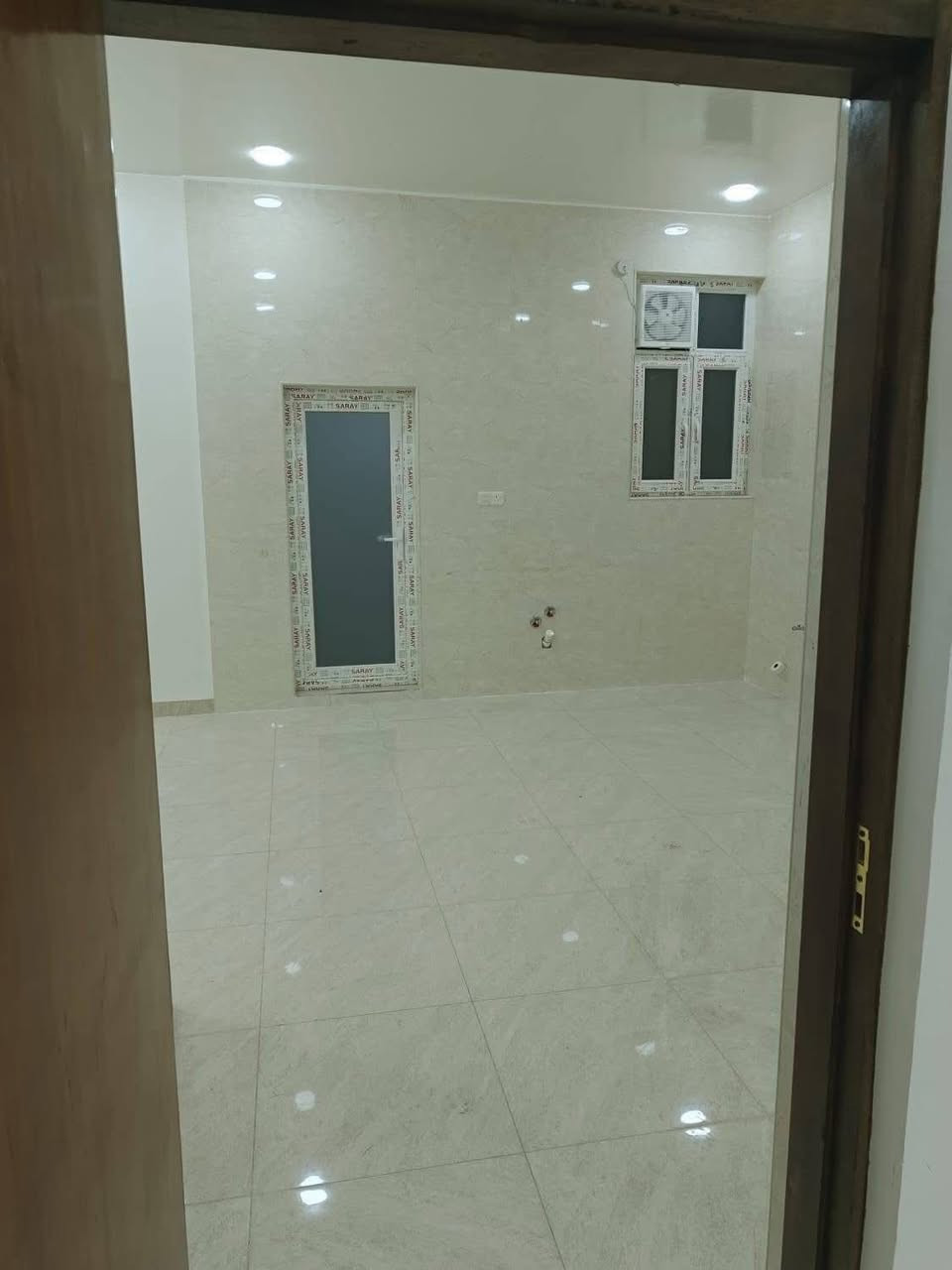 #شــقـة_للايــــجـــار  🏠📍 الموقع: العروبة الأولى – خلف حلويات المصطفى
🔹 طابق: ثاني
🔹 تفاصيل العقار:
 • غرفتين كبار
 • صالة واسعة
 • مطبخ
 • مجموعة صحية
 • بناء حديث 2025 ✨

#للاستفسار__والتواصل ***********
او زيارة مكتبنا الكائن في حي المعلمين نزلة فلافل تشرين
