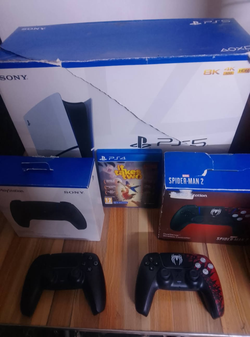 السلام عليكم بلي 5 سلم 1تيرا وياه جوستكين واحد اسود اصلي مبدله وي مال جهاز والثاني مال سبايدر مان تجاري ووياه يو بي اس 1500 ولعبة it takes two (النسخة اللي بيها تحديث مال فايف) الجهاز مامفتوح ابداً بس الكارتونة مالته مشككه والكفر مالته مشخط لان صارلة هواي يمي واني كل يوم ماخذه لمكان
للبيع وي كل غراضه ذني ب800 
للعلم هو الجديد حالياً ب850 و اني ابيعه وياه يدة زايدة ويوبي اس ولعبة مثل ما شرحت فوك


**إذا كنت صاحب هذا الإعلان وتريد حذفه لأي سبب، رجاءا أرسل رسالة إلى الدعم الفني**