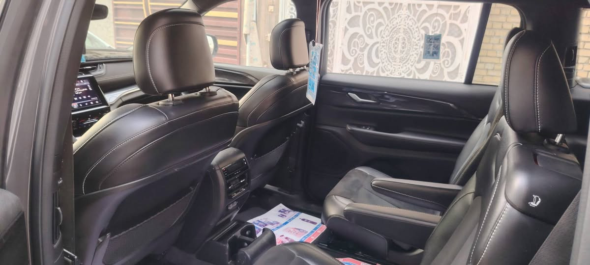 السلام عليكم سياره جيب موديل 23 سياره رقم بغداد الدولي مسبي ماشيه 18,000 سياره على وضع الشركه   *********** ***********
