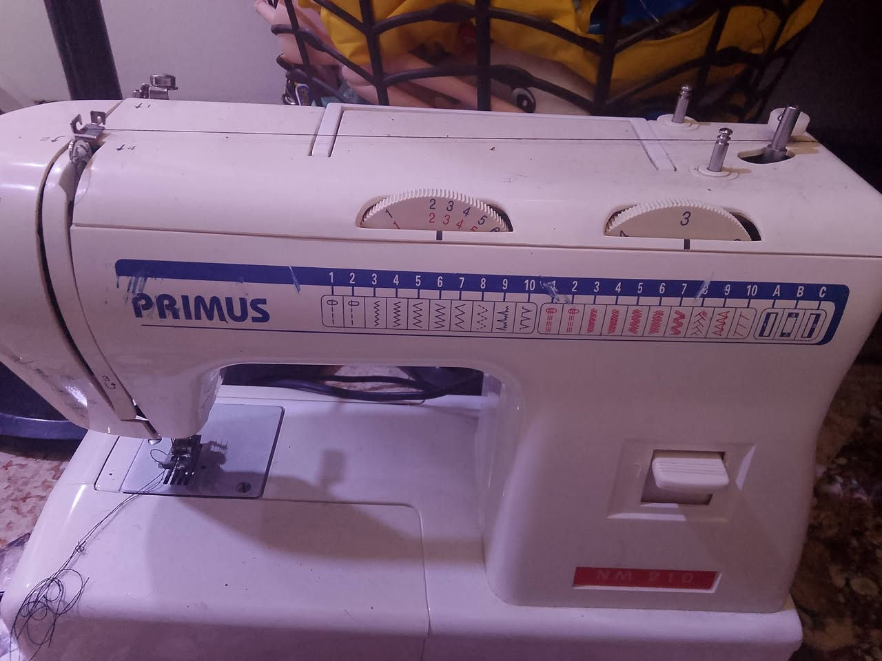 مكينة خياطة نظيفة جدا
3 نقشات تخيط 

60 الف قفل 

روناكي ***********
