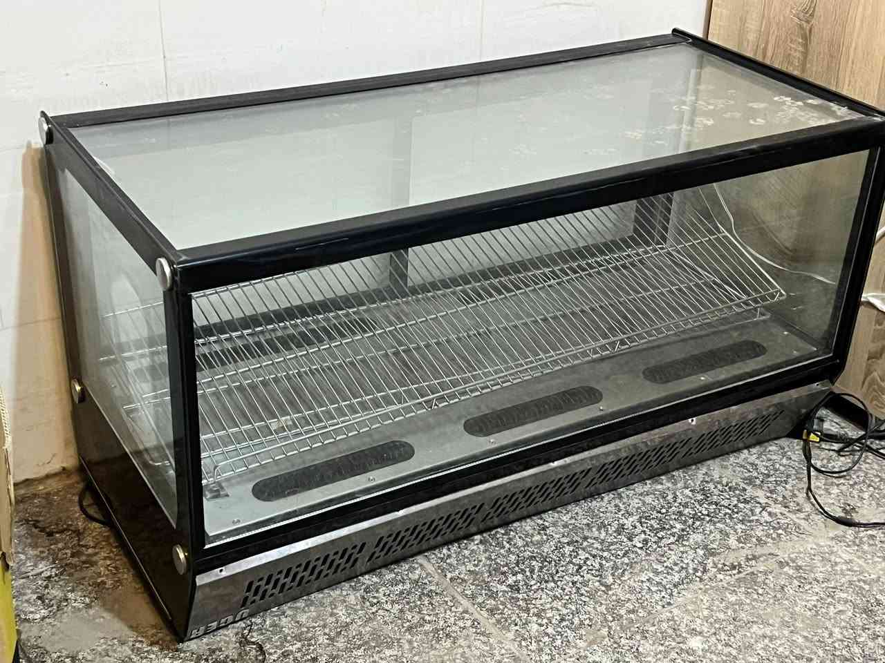 ٤ عارضات حلويات مستعمله للبيع 
ماركة اوكور  شغالات بدون عطل 

وحده قياس ١٢٠ منضدي
٢ قياس ١٩٥ كبير
 وحده قياس مترين قوالب كيك 

***********
مكاني كربلاء الاسعار واتس اب
