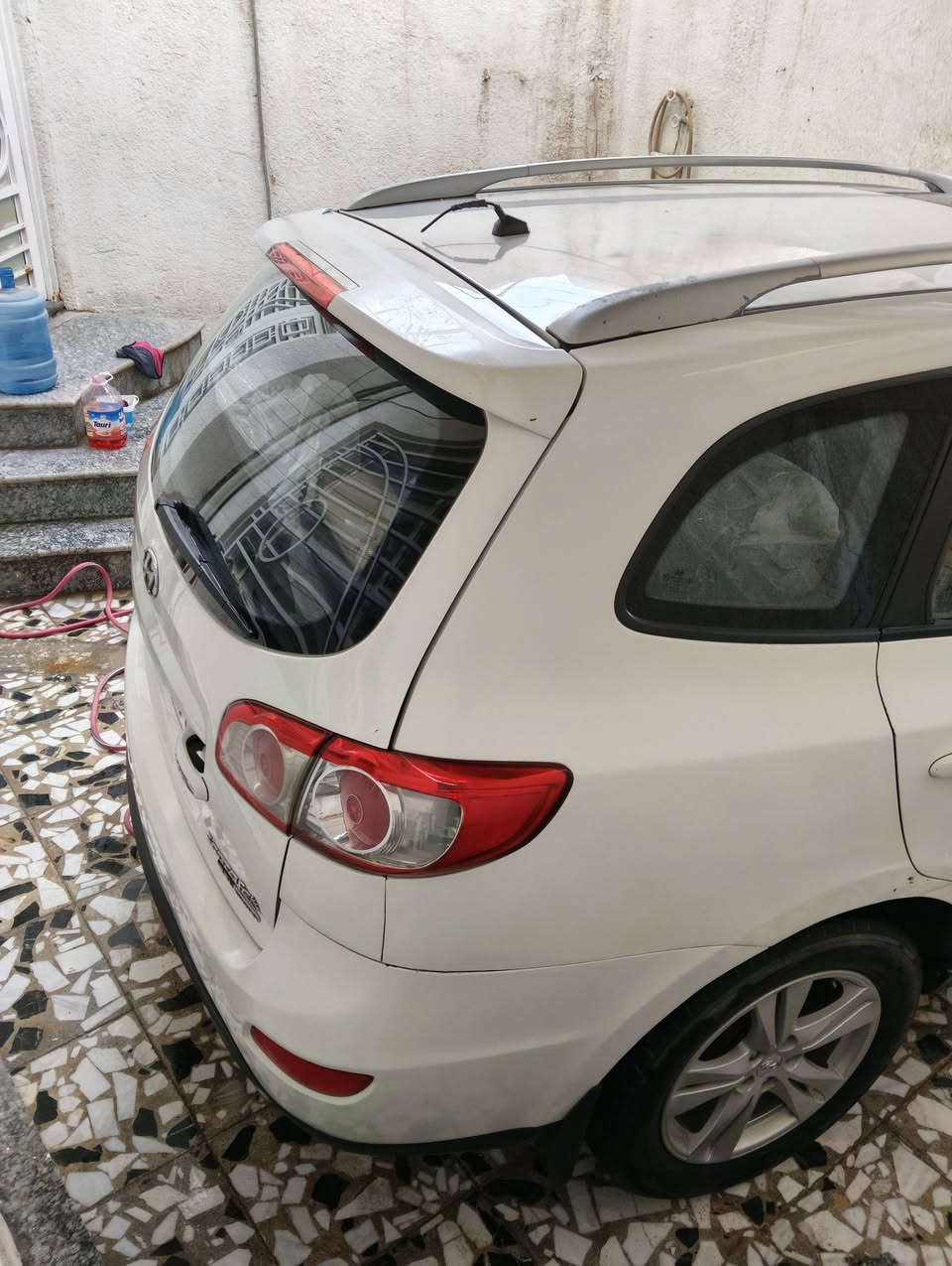 السلام عليكم
سنتافي 2011فول مواصفات 
6سلندر .بصمه .فتحه .حساسات .7راكب .وبعد مواصفات رقم بغداد دولي بسمي سونار بيها باب وجاملغ وشويه جوه اليده مال باب السايق 
ب130وبيها مجال واعتذر عن الاطاله 
رقمي ***********كربلاء
