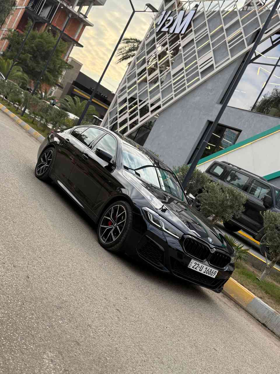 Bmw530i 2023 M package 
السياره لون مميز Dark blue
 ((كلين تايتل)) صبغ دعاميات فقط
مسافة المقطوعة/(30) الف ميل 
فول مواصفات
*تشغيل عن بعد 
*داتاشو
*كشنات جلد كهرباء و خزن وتدفئة
*سستم صوت Harman/kardon *اوتو هولد
*اوتو بارك
*حساسات 360
*رادارات360
 *تنبيهات للتوقفات المفاجئة وعبور الاشخاص
*كاميرا 180 
*فتحة سقف
*شفتات ستيرن مع تحكمات كامل وكهرباء
*شاحن وايرلس
*مري شفط قلاب
*صندوق كهرباء
*تخم تاير جديد
*دسكات جديد 
بدون ملاحظات او رصعات
هزه وفحص وسنوية جديد
#مرفق/صورة امريكا
السونار متوفر خاص
موقع السيارة:اربيل
السعر مناسب
للتواصل واتساب 
***********
 *********** أربيل, العراق
