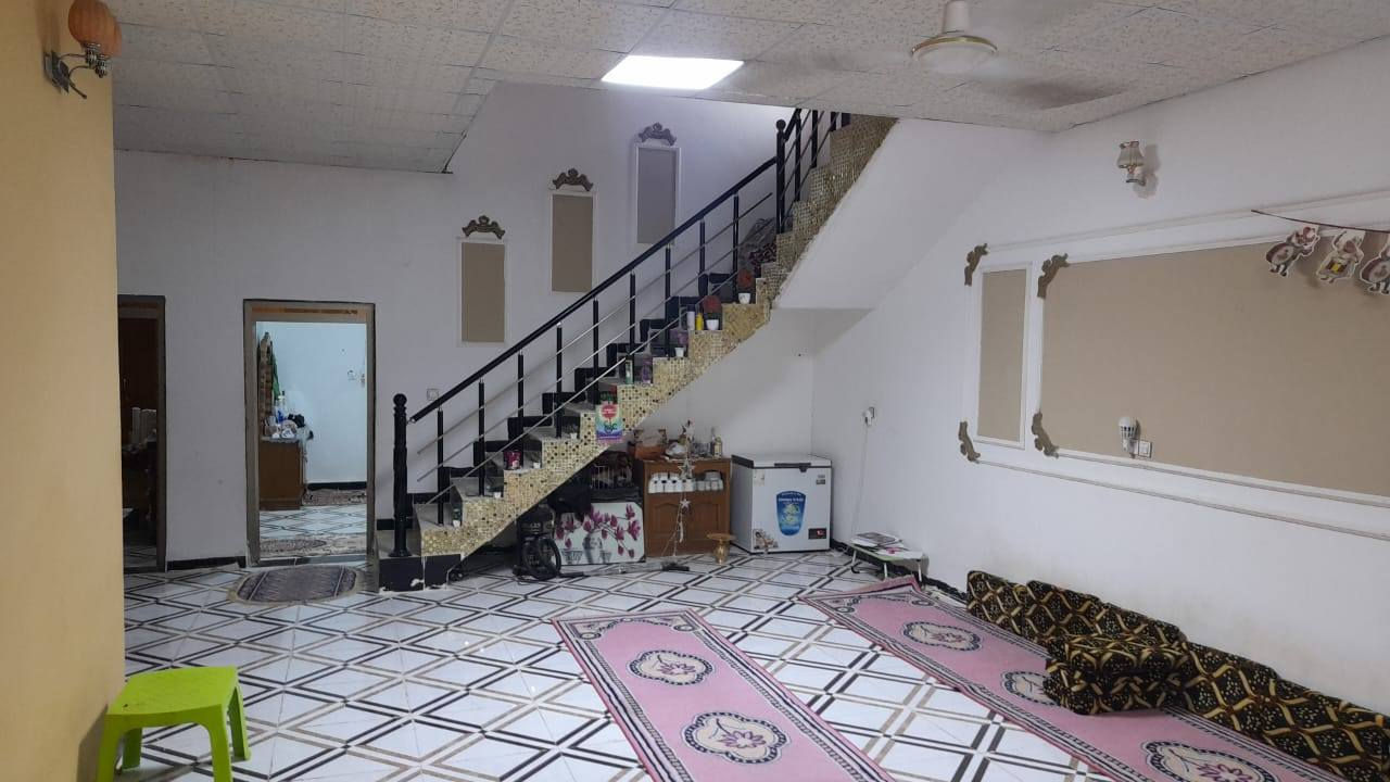 السلام عليكم 
دار للبيع المساحه ٢٢٠م عد ال ابو حسين 
شارع تبليط كافة الخدمات 
يتكون من غرفتين وصاله ومطبخ وصحيات بناء كونكريت مسلح للشراء الاتصال عل الرقم***********سيد علي 
***********ابو عباس
 او مراجعة مكتب الفردوس للعقارات الحيدريه قرب الملعب
