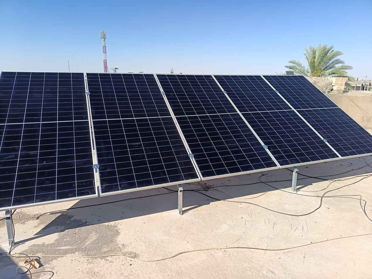 #الطاقة الشمسية ☀️ تعني كهرباء⚡⚡ ٢٤ ساعة.
أتصال +واتساب
*********** ☎️***********  م. رافد

#بالتعاون مع شركة اضواء للطاقة الشمسيه

#تم بحمد الله تعالى تجهيز و نصب منظومة طاقة شمسية عالية الكفاءة لمنزل الدكتور علي الدخيل في قضاء الشرقاط / قرية الخصم و بواقع ٣٠ أمبير نهاري و ٣٠ أمبير ليلي.
مكونات المنظومة :
1-الواح لونجي هيمو X10 عدد ١٤ ضمان ١٥ سنة.
2 - انفيرتر فلستي ١٢ كيلو واط ضمان سنه.
3 - باتري ليثيوم نوع فلستي ١٥ كيلو واط عدد ٢ ضمان ٥ سنوات.
4 - هيكل حديدي مغلون ١،٥ ملم
5-كيبلات DC ٦ ملم و كيبلات AC ٤ ملم.
6- لوحة توزيع تشمل قواطع DC و قواطع AC و جوزات ذكية. 
#اسعار مناسبة و صيانة مجانية.
#نقد و#اقساط
