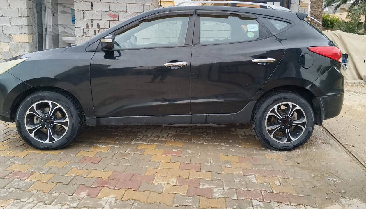 سلام عليكم سياره توسان 2011خليجيه سعر 11 الف  وبيه مجال قليل بنارامه  محرك كير  اوتو  
 جديد سياره بيه صفحه اليمنه صبغ  بدون دواخل تخم تاير صدر جديد ***********
