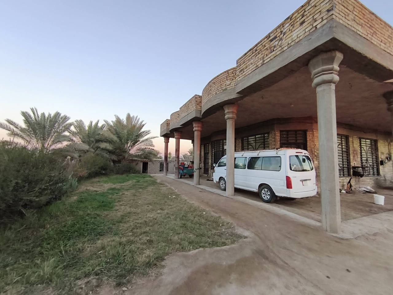 السلام عليكم ورحمه الله وبركاته
ارض زراعية للبيع المساحة الكلية 12 دونم

نوع العقد عقد زراعي (35)

للتواصل الاتصال على الرقم *********** او المراسله واتساب 

متوفره كافة الخدمات كهرباء  وماء اسالة +مدرسة ابتدائية مختلطة

الأرض تبعد عن الشارع العام شارع القاسم  كيلو ونصف ومعامله الشارع الفرعي كامله باقي على التنفيذ ويبلطون الشارع  يجي بباب البيت

تحتوي على برايم وابار عدد 5 ماء حلو ينشرب منه الشغالات عدد 2

بيها بيت  چبير مساحة تقريبا 400  متر بناء حديث

وحديقة چبيره  بيها 500  متر مقابل البيت

البيت بناء حديث صار 3 سنوات من كمل مكون من 3 غرف ومطبخ وصالة چبيرة 9*4

استقبال خارجي چبير 10*4  +مجمع صحيات داخلي

تحتوي على حقل للحيوانات چبيرتقريبا نصف دونم

أيضاً تحتوي على بيت قديم بيه 3 غرف

تحتوي على تين نص دونم حمال

ماء سقي حالياً مامتوفر لان  شحه ماء وبس يجي بالشط ماء  يوصلها ماء حلو مباشرة

السقي حالياً عن طريق البحيرة ينجمع بيها ماء البرايم وينسقي منها

المزرعة الوحيده الي بيها ماء سقي وزرع خير من الله

بيها ماطورات بريمة ابو 2 انج عدد 3

بيها ماطورات ابو 4 انج عدد 2 للسقي

بيها ماطور خارجي ابو 3 ايضا

بيها نظام تقطير بسيط للسقي

حاليا مزروعة بانية شتويه وبصل صيفي وشتوي  وباگلة

شوفت عينكم الزرع والارض

+بيها نص دونم برسيم جاهز للحش

ونخيل  العدد الكلي اكثر من210 نخله

نوع النخيل

زهدي اكثر من 50 نخله حمال

نيرسي اكثر من 120  حمال وغير حمال

خستاوي 5 حمال

شكر عدد 20 نخله حمال

گنطار 6 حمال

تحتوي على اشجار  رمان خير من الله

                                             +ربع مشاره رمان ونخيل معزوله  

اشجار حمضيات نارنج هم حمال خير من الله

تحتوي على اشجار هواي نوع تكي   ونبگ وكالبتوز

بيها بحيرات عدد 2 وحده جبيره للسقي والثانيه زغيره مسوينها حوض نجمع بيه ماء الابار والبرايم

الگاع محاطه حدودها  بالنخيل كلها

العنوان بابل قضاء  الكفل طريق القاسم منطقة السبعة قرب مدرسة طرابلس

سبب البيع عدم التفرغ وانشغالي بالدوام
