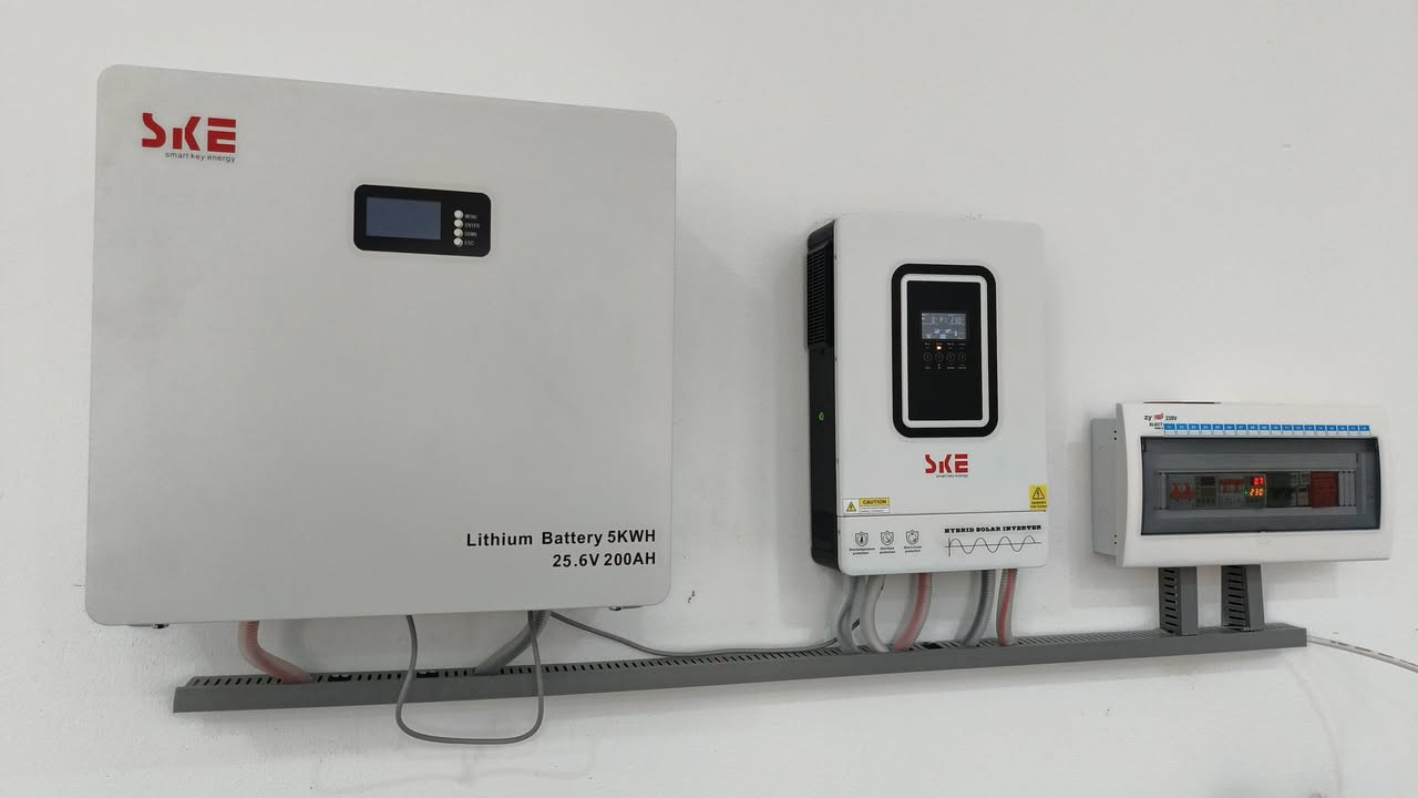 الحمدُ لله الذي علّم بالقلم، ووفقنا لخدمةِ عباده بالإتقان. من قلب مكتب الفجر الجديد، نعلنُ أنَّ منظوماتنا الشمسية ليست مجرد ألواح، بل هي قلاعٌ محصنة ضد تقلبات الطبيعة ومشاكل الشبكة.
لماذا ينامُ عميلُ "الفجر الجديد" قريرَ العين؟
لأننا فريق من المهندسين الأكفاء الذين لا يتركون مجالاً للصدفة. نحن نُهندسُ منظوماتنا بماركة SKE العالمية ونُدعمها بـ:
✅ نظام تأريض (Earthing) احترافي: لتفريغ الشحنات الزائدة وحماية منزلك وأفراد عائلتك من أي تماس كهربائي.
✅ خطّا دفاع (SPD): نركب حمايات متطورة ضد الصواعق والرعد، لتبقى منظومتك صامدة في وجه العواصف.
✅ درعُ الحماية من الجهد العكسي: هندسة دقيقة تحمي انفيرترك من الارتداد الكهربائي الناتج عن انطفاء "المحركات الحثية" الثقيلة في الحي، لتتجنب الأعطال القاتلة عند انطفاء الوطنية.
نحنُ لا نركب معدات.. نحن نزرعُ الأمان في بيتك! 📐💎
💎 الفخامةُ الهندسية.. بأسعارٍ رمزية!
لقد أثبتنا أنَّ الجودة الفائقة يمكن أن تُمتلك "بسعر التراب" مقارنةً بقيمتها الهندسية. نحن نوفر لك الحل الأذكى والأكثر أماناً بأسعار تنافسية تكسر احتكار السوق.
📍 شرفونا في مقر القيادة الهندسية (المعرض):
الشرقاط / الساحل الأيسر / سديرة وسطى - مقابل مطعم وينز - بالقرب من مسجد بلال الحبشي (رضي الله عنه).
📞 للتواصل المباشر مع طاقم المهندسين:
م. عبدالله: ***********
م. عثمان: ***********
"الفجر الجديد.. هندسةٌ تحمي استثمارك، وضمانٌ يمتد لـ ٥ سنوات."
