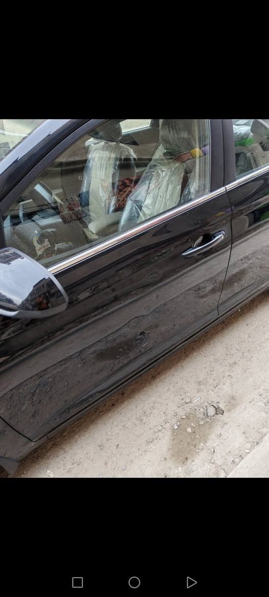 اكسنت ٢٠١٩ وارد امريكي ماشيه ١٣٠ الف مكينه رنك ضعيف تنقيص بسيط كير مكفول من امريكا فقط تبديل دعاميه وبالعراق حادثها جوه الدعاميه الخلفي معجون ومصبوغ ومرشوش فوك كلير علمود توحيد اللون  باب عكس السايق شويه بي بارد و٣ رصعات بالباب مال سايق ينرادلهن بارد   ب100 وبيها مجال بسيط
