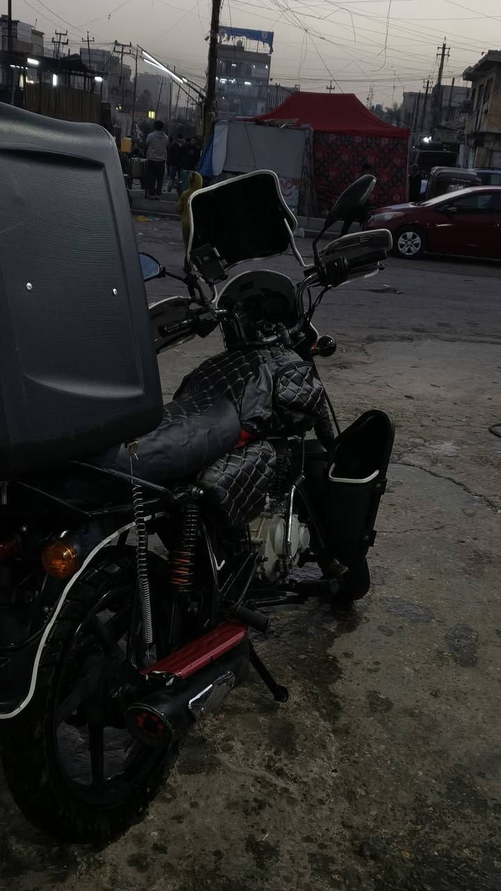 السلام عليكم بوكسر موديل ٢٣ اوراق كامله مدفوع كمركه دراجه نضيفه كلش عوزه تفيلس وترتيب السعر ١٣٥٠ وبيه مجال كلش قليل دراجه مال شغل ابيعلكياه هيه وغراضه مكاني بغداد مدينت الصدر  ***********
