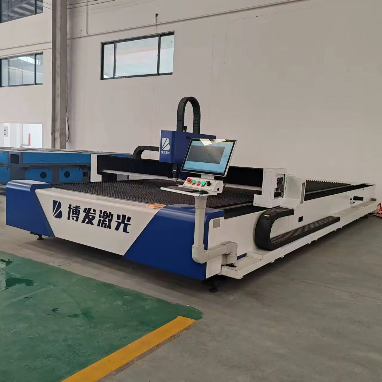 ماكنة ليزر  مسـتخدم. شهر واحد 12000 w القدرة 
الماكنة نضافـة 99% و شغاله و جاهزه للعمل  مابيها اي مشكله او عطل. الي يناسبة يجي يفحص ويشغل شكد يريد 
مواصفات المكينه عاليـة. 
درايفرات و ماطورات نوع DELTA 
مصدر ليزر نوع MAX 12000 kw 
هيد القطـع نوع BOCI 441 
الاجزاء الكهربائيه Schneider electrical شنايدر 
مسـاحة العمل 250 عرض  الطول 6 متر 
الماكنة مع كافـة الملحقات  
مكينة صناعيـة وزن ثقيـل و تتحمل اوزان ثقيلة 

للاستفسار ***********
