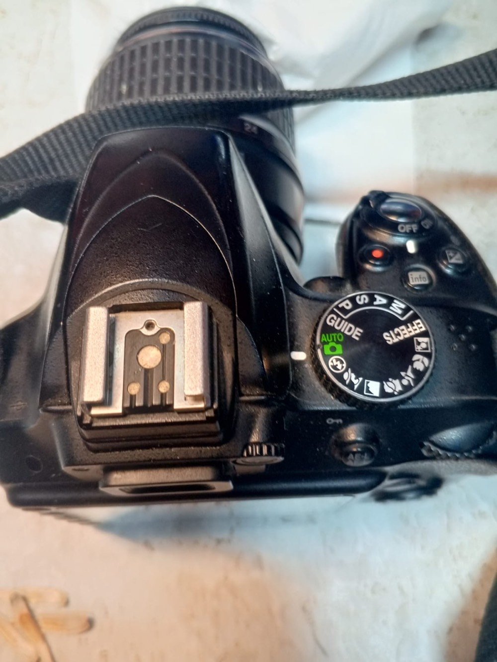 السلام عليكم نيكون d80 شغاله ومابيها اي خلل ملحقات كامله شاحنه بطاريات 2 حزام نقص عدسه فقط 