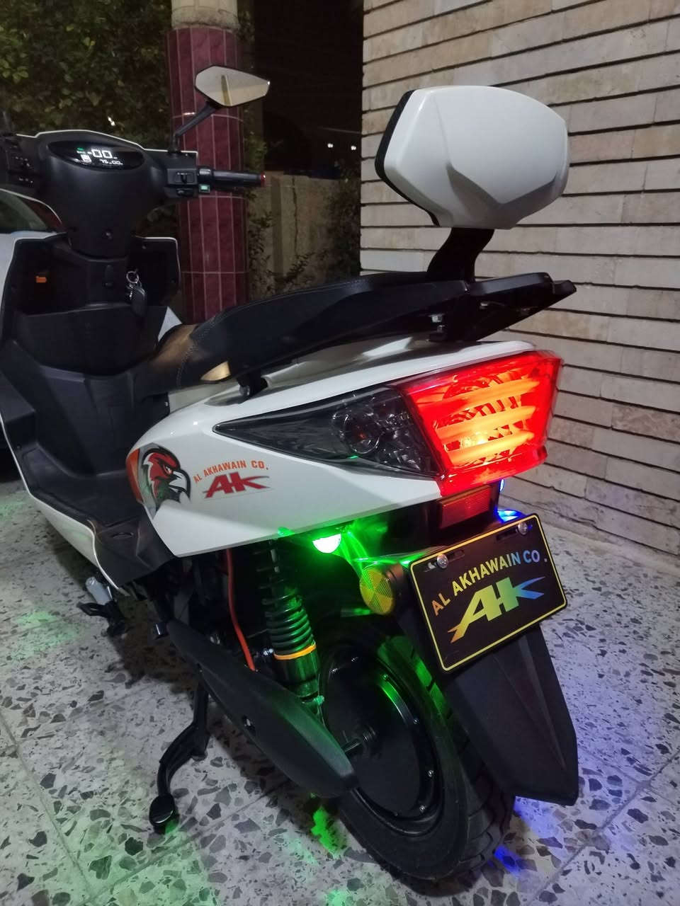 السلام عليكم دراجه شحن 6 بطاريات موديل 2025  ماشي قليل 500 كم بعده زيرو العنوان الرمادي  الاتصال على الرقم ***********
