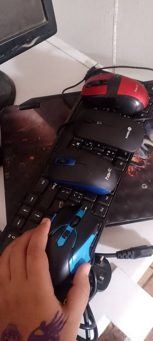 ملاحضه لابتوب dell وشاشه مو للبيع
والباقي كله للبيع
لابتوب 
بي عيب واحد بشاشه من تباوع من جوانب بي مثل بياض ناشف ومن الامام ممبين ومماثر نهائيا
Lenovo 
i3 7th
RAM 4 ddr4 
Hard 1 tb hdd
lntel R HD 
Windows 10 pro 
ملحقات 
ماوس عدد 4
شاحن عدد 2 
كيبورد
سماعه rbg
 حزمه برامج الاوفس والطباعه
نضام كالي لينيكس اضافه الى ملف محفوض تعليمي 
Windwos 10 pro مفعل دائمي 
مكان بابل توصيل غير متوفر
سعر كل هذا ب 160 الف


**إذا كنت صاحب هذا الإعلان وتريد حذفه لأي سبب، رجاءا أرسل رسالة إلى الدعم الفني**