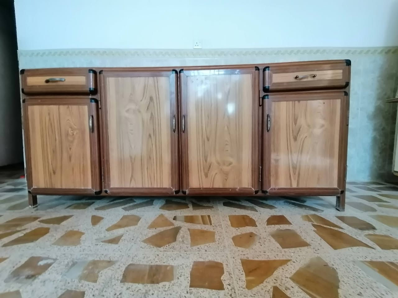 كاونتر للبيع 
مترين ونص 
شغل ثقيل  
نظيف ومابي عيب
السعر 115 
التواصل خاص


**إذا كنت صاحب هذا الإعلان وتريد حذفه لأي سبب، رجاءا أرسل رسالة إلى الدعم الفني**