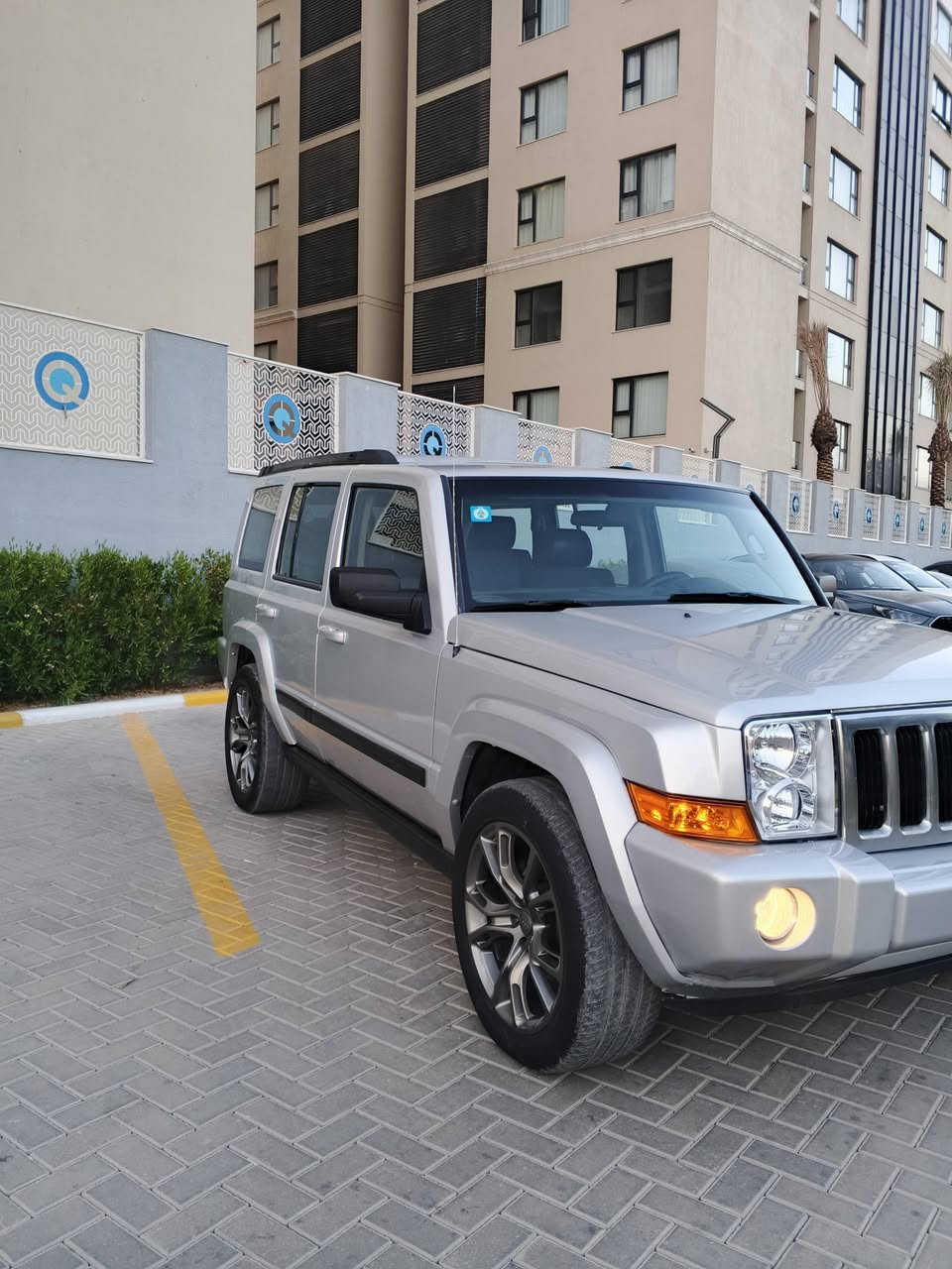 سلام عليكم للبيع جيب كومندر موديل 2008 حادثها جاملغ امامي وباب بدون دواخل بيها قطع صبغ اثر جراد ابيع احزام محرك كير جديد تبريد ثلج كرسي السايق كهرباء سبعه راكب  ويل كب ارتي رقم بغداد انكليزي هزه وسنويه جديد ابسمي  95وبيها مجال العنوان بغداد حي الجهاد او نفق الشرطة ***********
