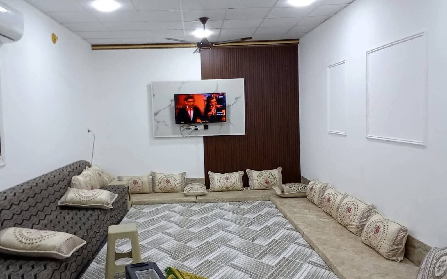 💥💥🏠 #بيت_للبيع 🏠 💥💥
🏠 بيت + 3 🏘️ محلات مساحه 550م طابو صرف
بناء جديد ومنطقه راقيه وتجاريه
حديثه / حي اليرموك 2 / قرب ديوان الشيخ محمد #المايل
البيت يتكون من طابقين
🏠 الطابق الأول.
استقبال 8×4.5
هول 5×5
صاله(ممر داخلي) 5×6
مطبخ حار بارد 8×5
حمامات منفصله
غرفه نوم 5×4
الارضيه بورسلين
درج موزاييك والمنيوم

🏠 الطابق الثاني.
3 غرف نوم قياس الكل 5×4
صاله(ممر داخلي) 5×6
حمامات مشتركه
الارضيه سيراميك

⚠️ السعر مناسب ⚠️

للأستسفار مراسلتنه خاص او الاتصال على الأرقام
***********
***********
