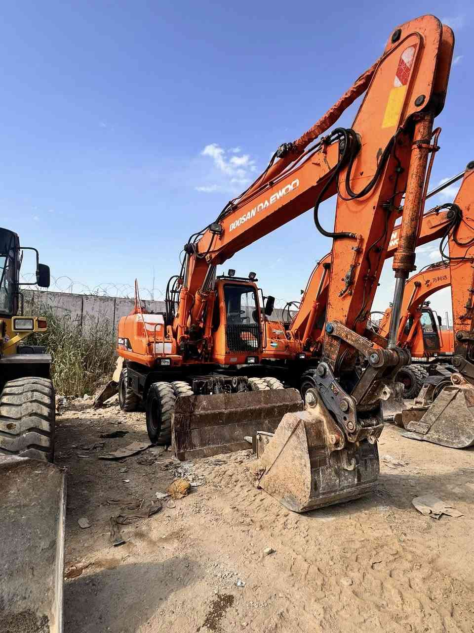 حفاره للبيع 2006رقم أربيل بسمي حفاره خير من الله جاهزه للعمل مكفوله من كير محرك  مكاني بغداد 
***********
