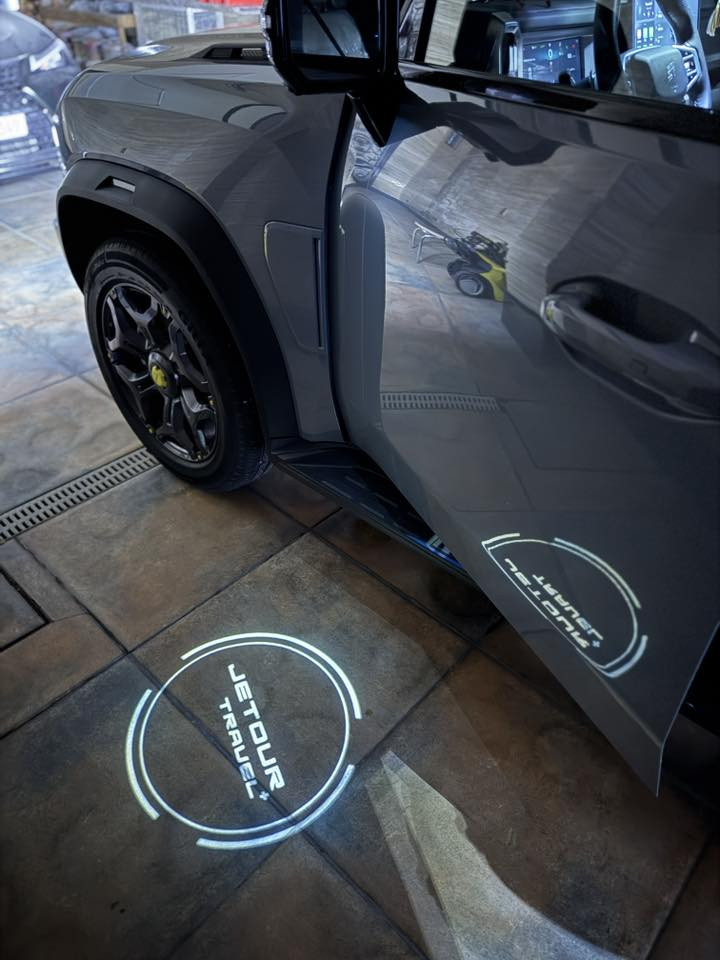 جيتور T2 2025
جيتور T2 2.0L LUXURY

الموديل: 2025 (خليجي) 

العداد  14.000
مع رقم اشبه بلمييز  

المحرك: 4 أسطوانات L 2.0 تيربو 254 حصان حقن مباشر

عزم الدوران (نيوتن-م): 390

ناقل الحركة: اوتوماتيكي دبل كلاتش من 7 سرعات

نظام الدفع: نظام دفع رباعي متطور من BorgWarner

الضمان الأساسي: 6 سنوات وعداد كيلومترات مفتوح

ضمان المحرك: 10 سنوات او 1،000،000 

بعدها داخل الضمان و الصيانة كلها داخل الشركة 

المواصفات:

*فتحة سقف بانوراما 1.1م

*إطارات قياس 20 إنچ

*الصندوق شفط

*الشباك الامامي المضاء  بجيتور 

*مثبت سرعة مع رادار تفاعلي

*نظام القيادة شبه الذاتية

*نظام الكبح التلقائي في حالة الطوارئ

*نظام تحذير الاصطدام الامامي والخلفي

*كاميرات محيطية 540 درجة

*حساسات أمامية وخلفية

*نقطة عمياء

*نظام تحذير مغادرة المسار

*نظام المساعدة للبقاء في المسار

*شاشة التحكم بقياس 15.6 إنچ

*شاشة القيادة بقياس 10.25 إنچ

*نظام صوتي متطور 12 سماعة من Sony

*نظام أبل كاربلاي وأندرويد أوتو لاسلكي

*نظام اوامر و تحكم صوتي

*مقصورة الركاب من الجلد الفاخر والكنتارا

*مقعد السائق والراكب كهربائي

*مقاعد السائق والراكب مبردة و مدفئة

*مقاعد السائق والراكب مزود بذاكرة لحفظ 3 وضعيات الجلوس

*إنارة ترحيبية مع إنارة محيطية متعددة الالوان

*عتبات الأبواب مضيئة

*مصابيح أمامية وخلفية أوتوماتيكية LED 

*التكيف التلقائي للضوء العالي

*نظام تقليل الضجيج النشط مع زجاح مزدوج

*المرايا الجانبية قابلة للطي كهربائياً ومدفئة

*دخول ذكي و تشغيل عن بعد

*خاصية إغلاق نوافذ وفتحة السقف عن بعد

*شاحن هاتف لاسلكي سريع

*نظام تنقية الهواء PM2.5 وفلتر N95

*مسند الذراع الوسطي مع ثلاجة

*انماط قيادة متعددة للطرق الوعرة

*وسائد هوائية امامية و جانبية عدد 6

*ماسحات الزجاج الأمامي مع حساس للمطر

*دوسات جانبية

*نظام الفرامل الأوتوماتيكي Autohold

*نظام التحكم بنزول المنحدرات

*نظام المساعدة لصعود المرتفعات

*نظام مراقية ضغط الاطارات
 

ومكان السيارة بغداد
***********
***********
