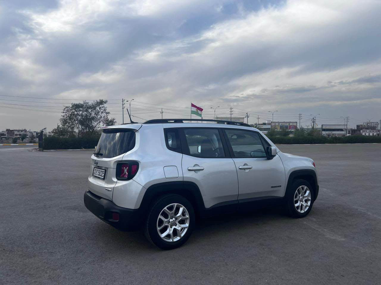 سياره جيب 2017 سنويه وهزة جديده 
بجم كبس السياره بدون حادث بيها اربع قطع سرقه وشاديليها بلادي سعرها 118بيها مجال قليل مكانها كركوك 
*********** كركوك, العراق
