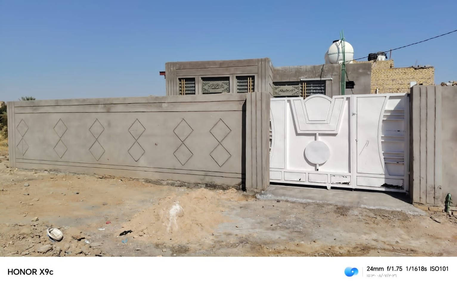 السلام عليكم يوجد بيت للبيع 220متر زراعي متكون من غرفتين وصاله ومطبخ وبراني وصحيات بيت جديد قريب على حسينيه الاسواق سعر 50وبيه مجال قليل ***********واتساب متواجد
