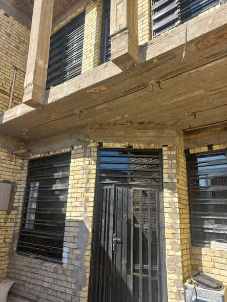 دار للبيع #طابو_صرف 
المساحة ١٢٥ متر واجهه ٦وربع نزال ٢٠
طابقين كامل ما عدا محجر الدرج
بناء حديث ٢٠٢٥
٤ غرف نوم واستقبال وصاله ومطبخ 
بغداد العبيدي الرئاسة شارع ٢٠ 
اول فرع موازي لشارع ٢٠
المنطقة الغير مبلطة قرب شارع ام البنين
السعر ١٦٥ مليون  
***********
