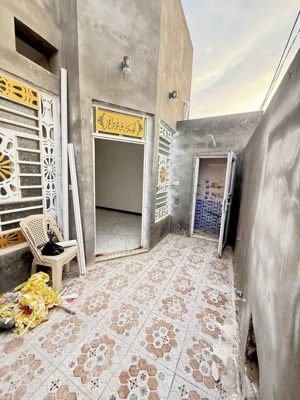 بيت للبيع طابو زراعي سند ٢٥مسجل بلديه بي صوره جويه بل بلديه المساحه ١٠٠متر اساس كونكريت بناء طابوك جيري سكف شيلمان البيت على الشارع الرئيسي وبي فظله ١٤٠ متر يحتوي على غرفه وصاله ومطبخ وحمام ستقبال وحمامات خارجيه *********** مكتب ولايت علي
