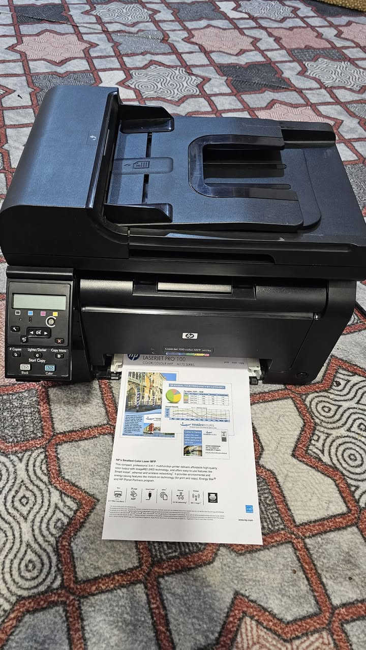طابعة ليزرية hb laseJet 100color
ملون وعادي 
سكنــر واستنساخ وطباعة 
احبار باودر سعر السيت ٦٠ الاف يطبع من ٢ ل٤ الاف نسخة 
احبار اصليه بيها  
إمكانية الطباعة من الموبايل واللابتوب 
سرعتها ١٤ نسخة بالدقيقة 
نظيفة جدا مستخدم ضمان الشغل والدقة 
بدون فيدر  واكف 
خدمية للملازم والطلاب والمكاتب والاستخدام الشخصي والدوائر الحكومية 

السعر 
120توصيل متوفر لكل المحافظات 
***********
