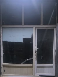 باب محل للبيع . الطول 2/80 العرض 1/50  الاتصال  07765790759