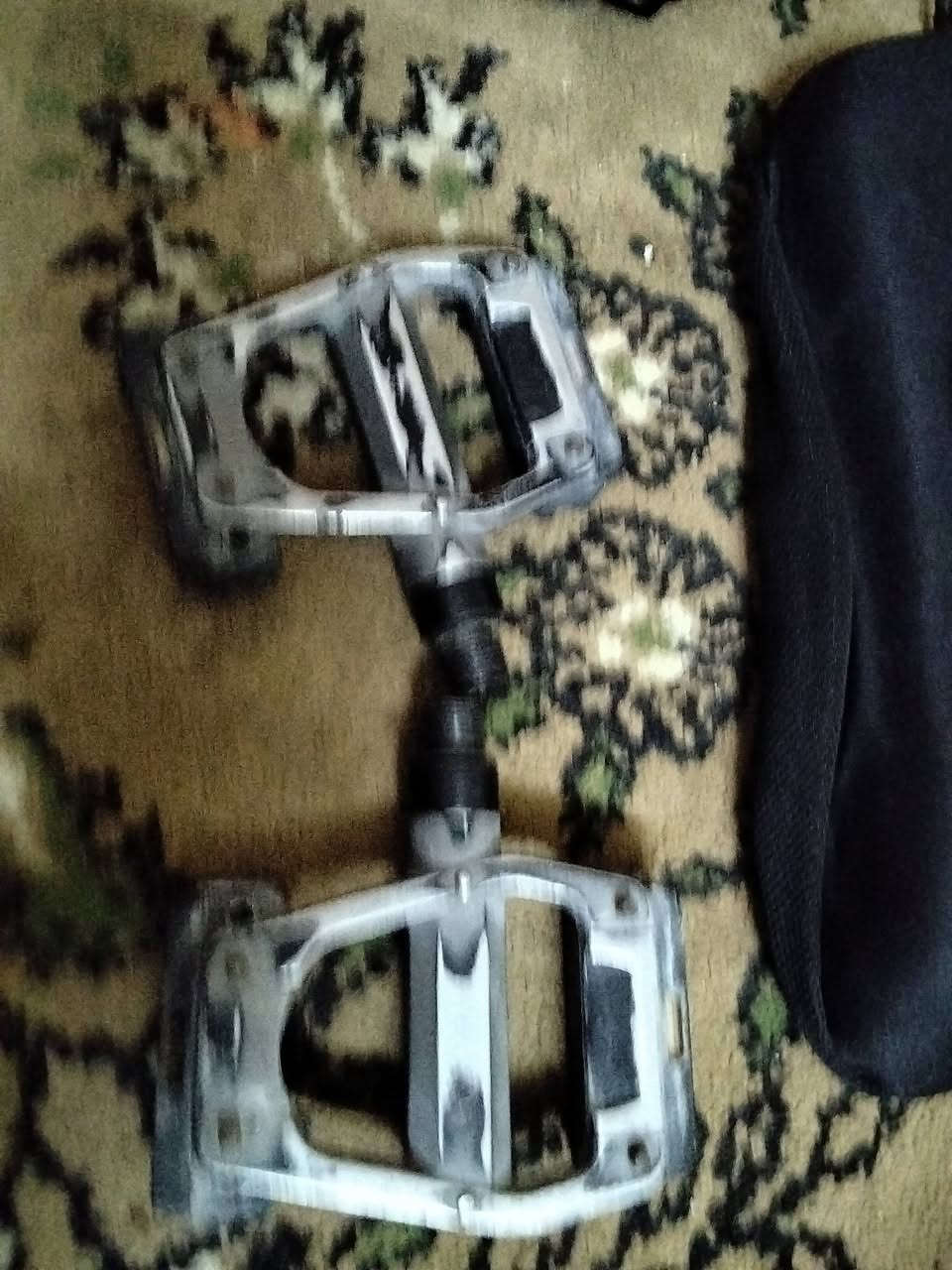 يالله سلام عليكم شلعه للبيع غراض بايسكل  سعر 20الف
يوجد  توصيل كافه المحافظات 5الاف 
للتواصل ***********
