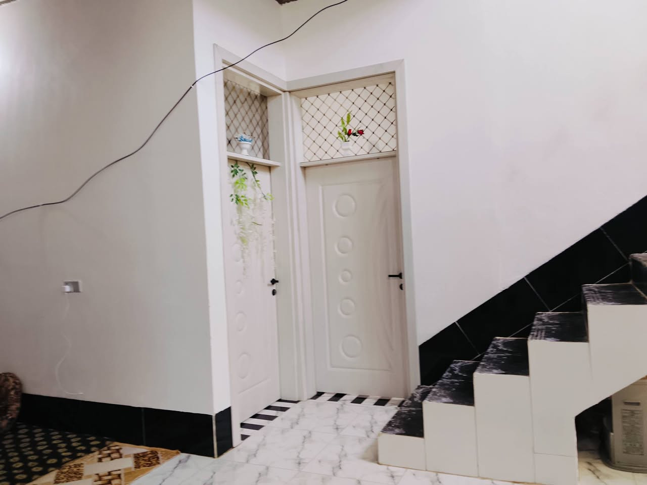 السلام عليكم بيت مساحته 270 متر طابو زراعي سند 25 مكان البيت الغالبيه وره بيت صراخ اتصال ***********
