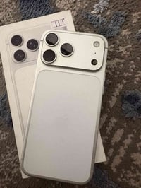 ايفون 17promax 256GB  نضيف مشحون 17 مره  سعره   1785  07755594080