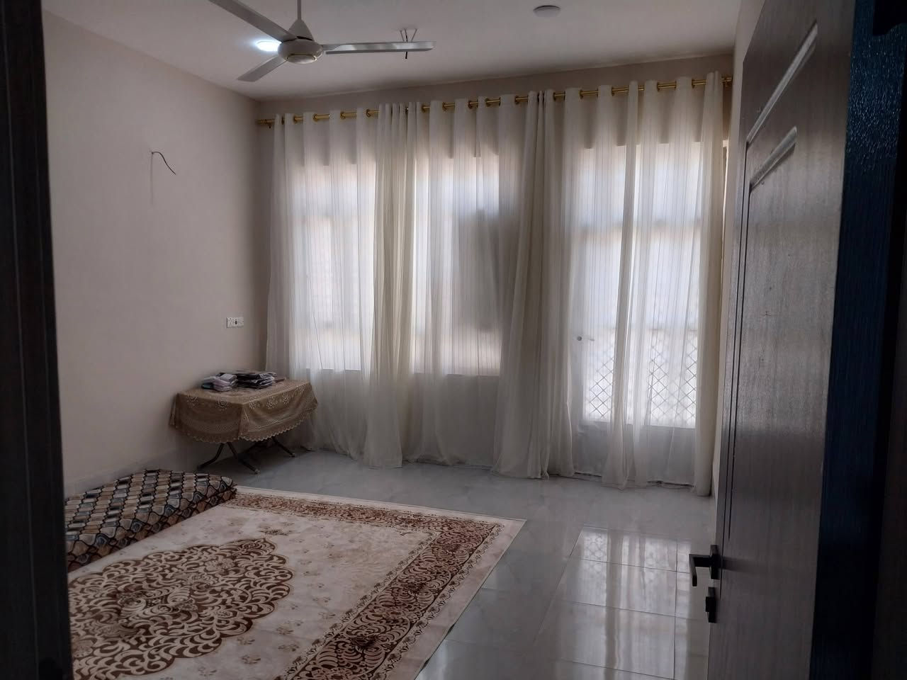 سلام عليكم يالله مشتمل للبيع مساحه ١٦٠ متر سند زراعي ٢٥ حي لمير يتكون من مطبخ صاله ستقبال غرفتين نوم وصحيات غربيه وشرقيه +ممر خلف لغرف السعر ٧٥ قفل بناء البيت ٢٠٢٦ تصال ***********
