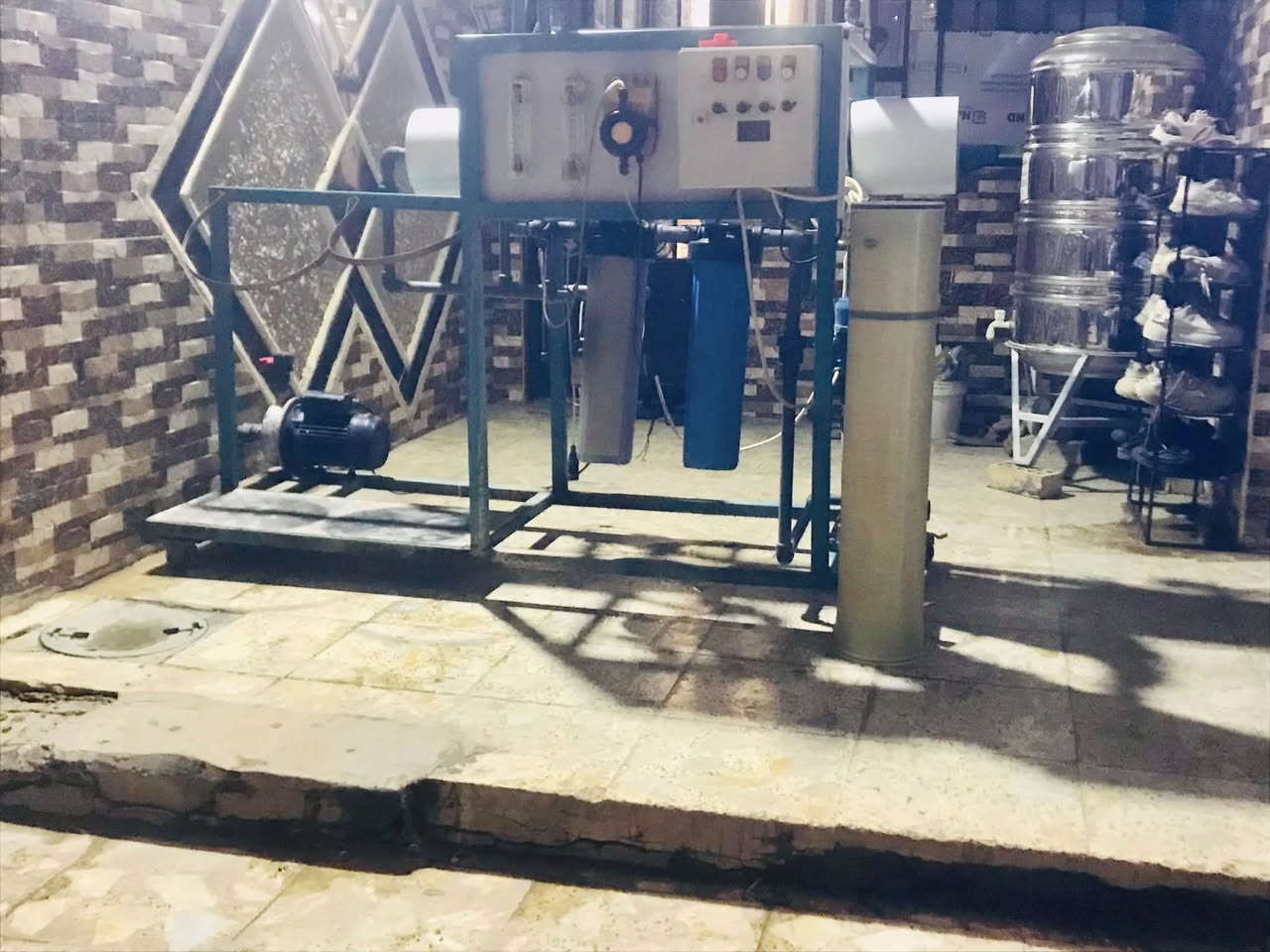 السلام عليكم منضومه للبيع تصفي ١٠٠٠لتر بالساعه ماطورات إيطالي اصلي تحتوي على تانكي ٢٠٠٠لتر اساله وتانكي ٠١٠٠لتر ارو سلستيل مكاني بغداد وتفاصيل على الخاص:رقم :***********
