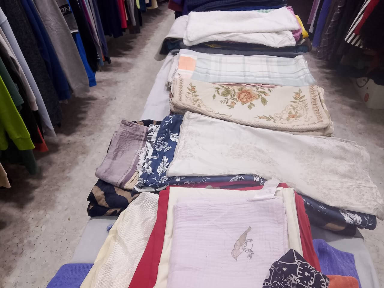 مرحبا زباءنا الكرام 
سنبدأ تخفيضات نهاية الموسم الشتوي
بلوز نسائي ورجالي 
دشداشة قديفه سوبر كريم
ملابس اطفال منزلي شتوي
تنوره طويل وقصير
وكل عام وانتم بخير بمناسبه قرب شهر رمضان المبارك 
اعاده الله عليكم وعلينا باليمن والخير والبركات 
العنوان. الكندي الثانيه ش 20 بجوار صيدليه الجمار 
تليفون واتساب ***********
