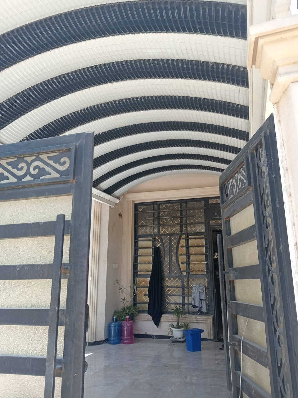 السلام عليكم

دار للبيع طابو صرف
حلة شارع ٨٠
مقابل الموارد المائية
قريب جدا من الشارع العام ٥٠م
طابقين بناء حديث
طابق ارضي غرفة نوم وصاله ومطبخ وكيلدور وكراج سيارة وحديقة
طابق ثاني ٢ غرفة نوم وهول ومجمع صحيات
مساحة ١٥٠ م واجهة ١١م ٧ونص
السعر ٢١٠مليون بي مجال اومراوس داخل الحلة 
للاستفسار***********
***********
*********** ابواحمد لبيع وشراء العقارات في بابل مكتب البيت الأمين حلة نادر الأولى قرب آسواق الجمل ملاحظة نستقبل جميع عروض البيع والشراء والايجار الرهن
